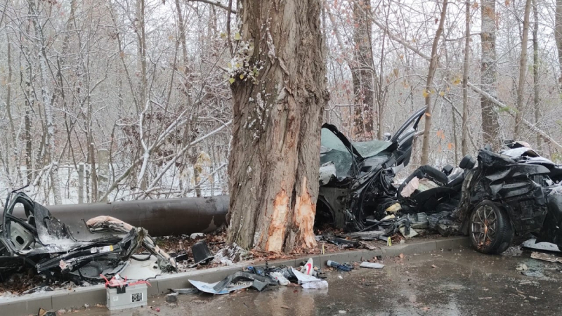 In Chernivtsi, a BMW with three guys crashed into a tree - all died