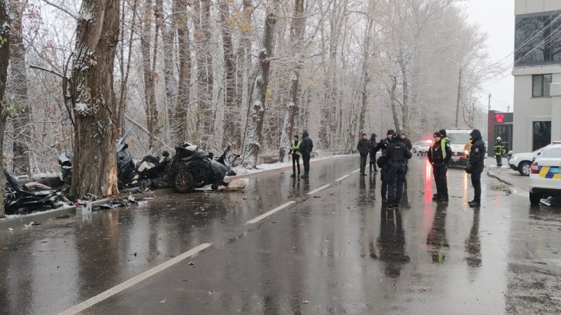 In Chernivtsi, a BMW with three guys crashed into a tree - all died