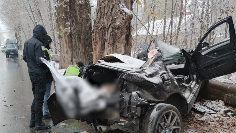 In Chernivtsi, a BMW with three guys crashed into a tree - all died