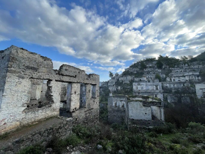 Abandoned for 100 years: what a creepy ghost town looks like in the resort area of Turkey (photo, video)