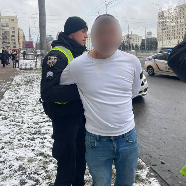 Устроил стрельбу из окна авто: в Киеве патрульные задержали мужчину