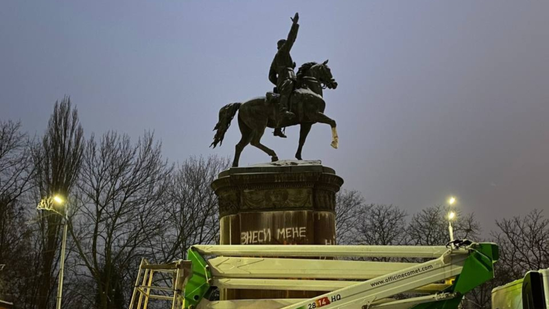 В центре Киева начали демонтировать памятник Щорсу