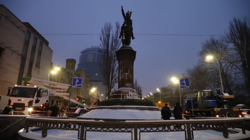 В центре Киева начали демонтировать памятник Щорсу