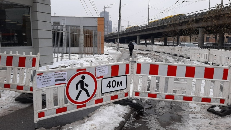 В Киеве возле метро Демеевская просели торговые павильоны: что говорят в КГГА