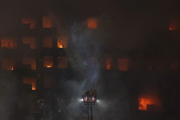 Жуткий пожар в Испании: дотла сгорел 14-этажный дом, есть жертвы (фото, видео)