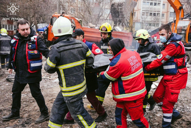 Попадание дрона в многоэтажку Одессы: погибших уже девять, среди них – двое детей