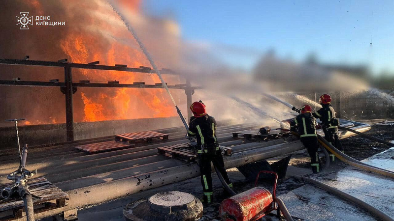 Взрывы в Киевской области 12 июня: промышленный объект тушат уже сутки