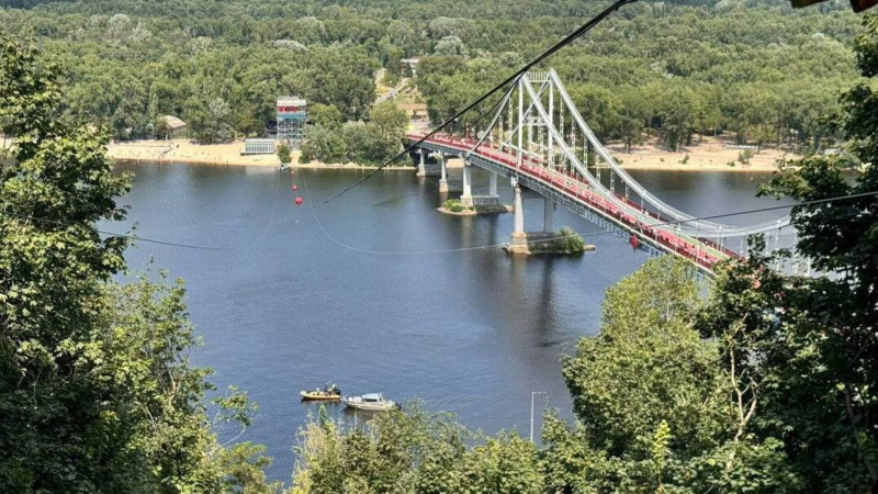 В Киеве оборвался трос канатной дороги над Днепром: в воде ищут парня