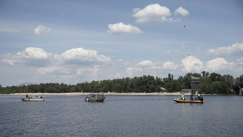 В Киеве оборвался трос канатной дороги над Днепром: в воде ищут парня