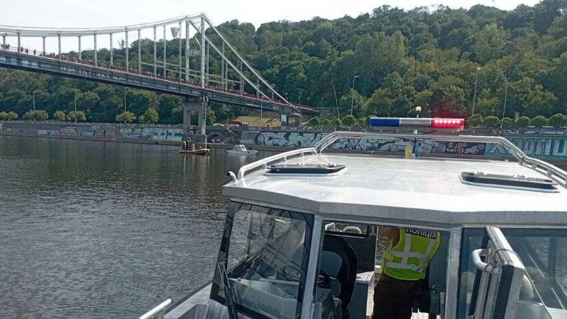 В Киеве оборвался трос канатной дороги над Днепром: в воде ищут парня