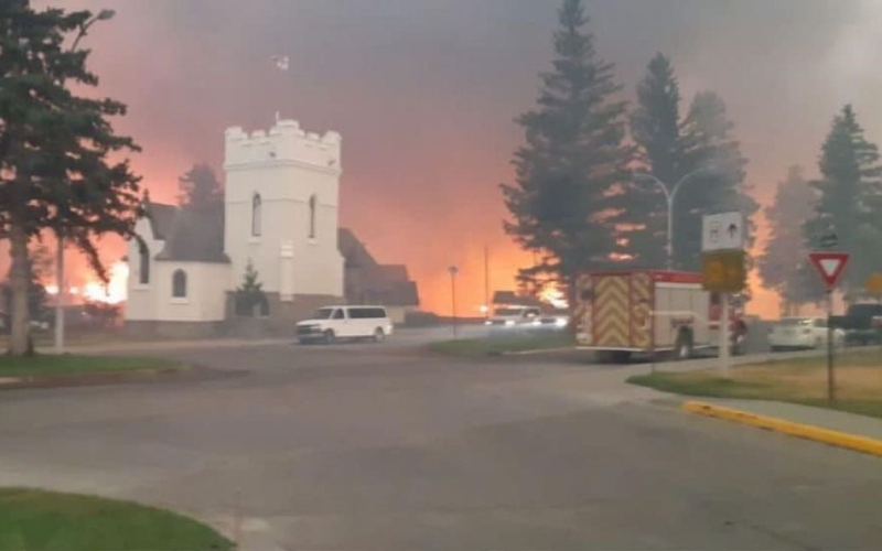 Огромный лесной пожар уничтожил часть туристического города на западе Канады: фото