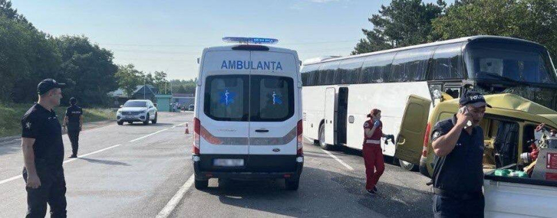 В Молдове автомобиль столкнулся с пассажирским автобусом, следовавшим из Кишинева в Киев: детали, фото