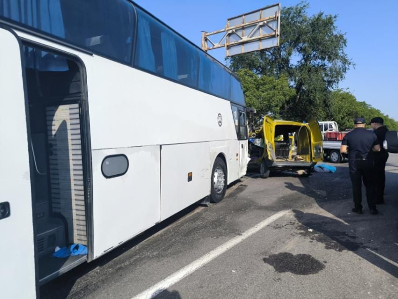 В Молдове автомобиль столкнулся с пассажирским автобусом, следовавшим из Кишинева в Киев: детали, фото