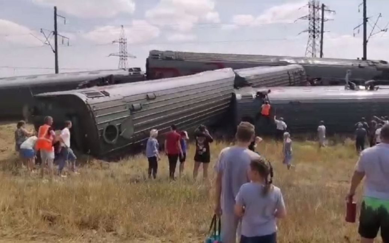 В РФ сошел с рельсов пассажирский поезд, пострадали не менее 110 человек
