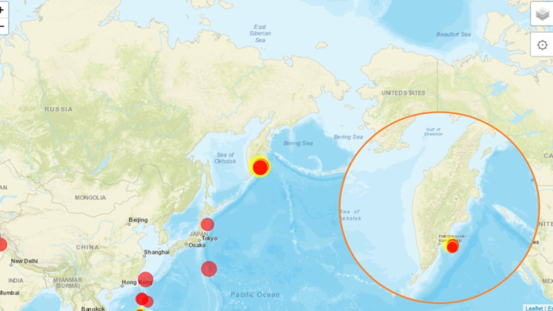 Возле Камчатки произошло мощное землетрясение, а затем начал извергаться вулкан