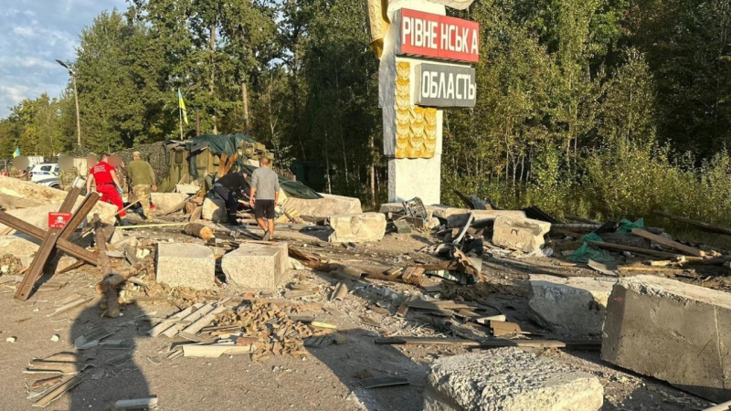 Погиб полицейский: в Ровенской области автоцистерна с газом въехала в блокпост