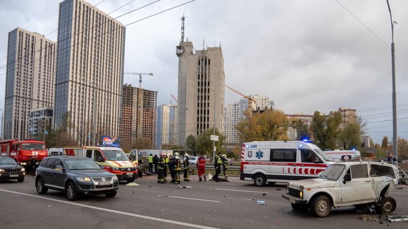 ДТП на Теремках в Киеве: автобус слетел с дороги, есть погибший и пострадавшие