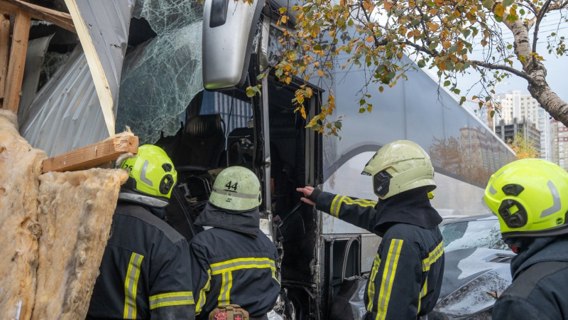 ДТП на Теремках в Киеве: автобус слетел с дороги, есть погибший и пострадавшие