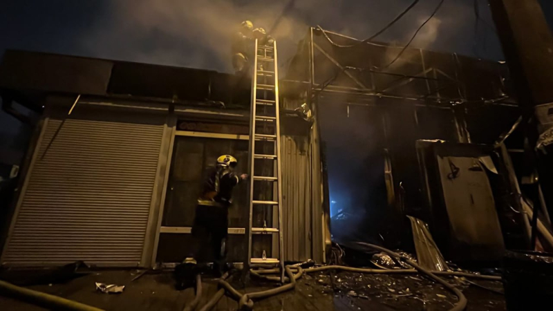 В Киеве во время пожара на рынке пострадали два человека — ГСЧС