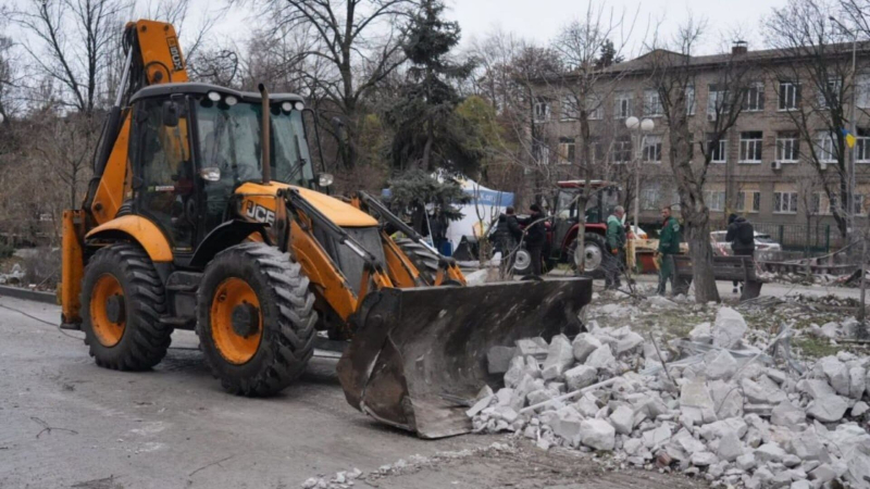 Взрывы в Запорожье: от удара по частной клинике погибли 9 человек, область в трауре