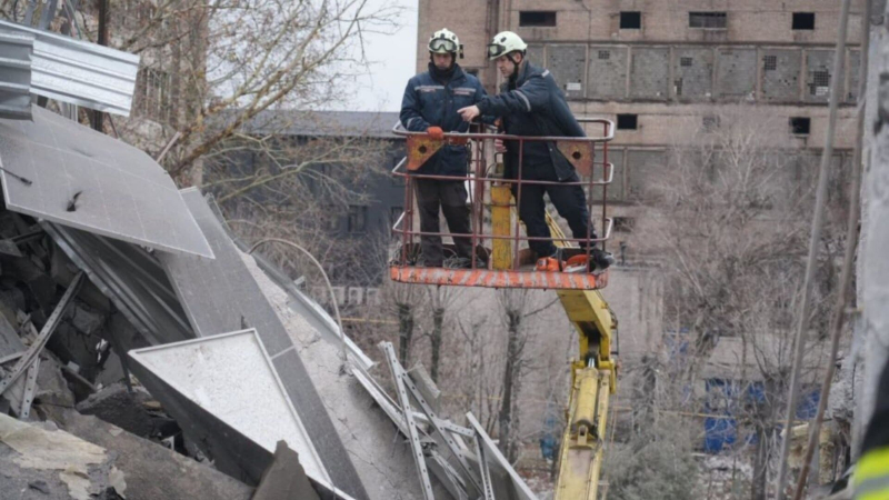 Взрывы в Запорожье: от удара по частной клинике погибли 9 человек, область в трауре