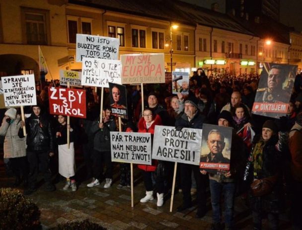 Масштабные протесты в Словакии: тысячи людей вышли на улицы против правительства Фицо