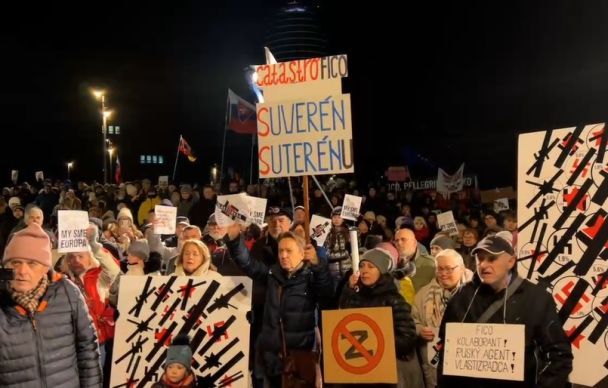 "Мы не российская тряпка": в Братиславе тысячи людей вышли на митинг против Фицо (фото)