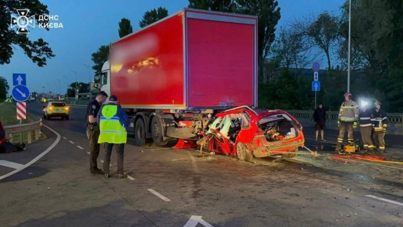Horrible accident in Kyiv: the body of the deceased was cut out of the car Photo 1