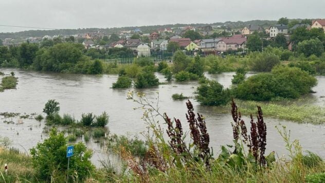 Bad weather in Lviv: Zubra River overflows its banks, parking lots and roads are flooded